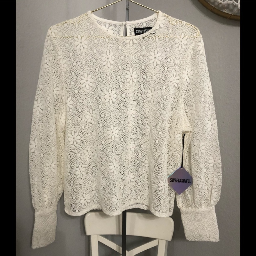 NWT lace lantern sleeve blouse